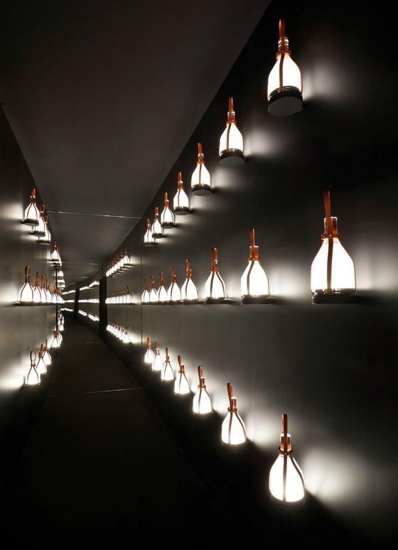 展览包括法国时装店现有的收藏Objets Nomades